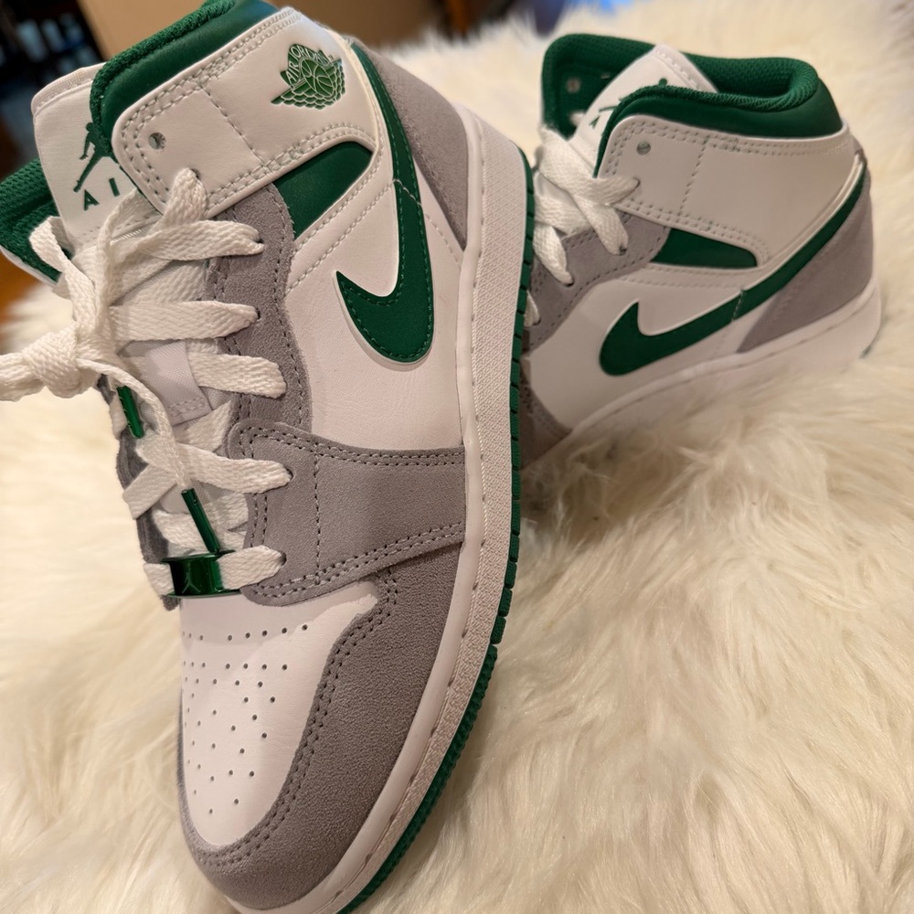 Nike Jordan 1 Mid SE
White Pine Green Smoke Grey (GS